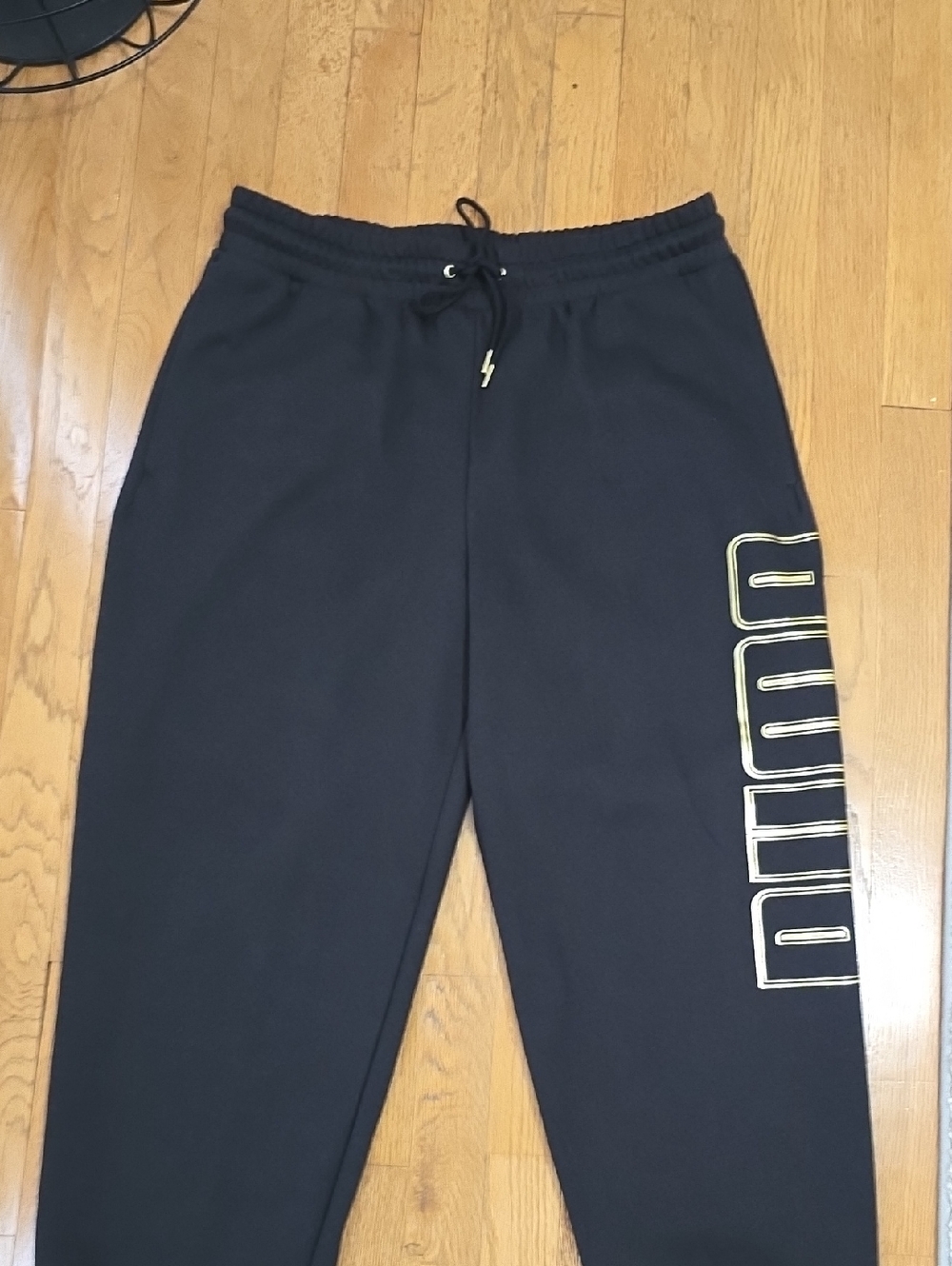 PUMA BRAND SIGNATURE MEN'S BLACK AND GOLD JOGGER SWEATPANTS SIZE LARGE